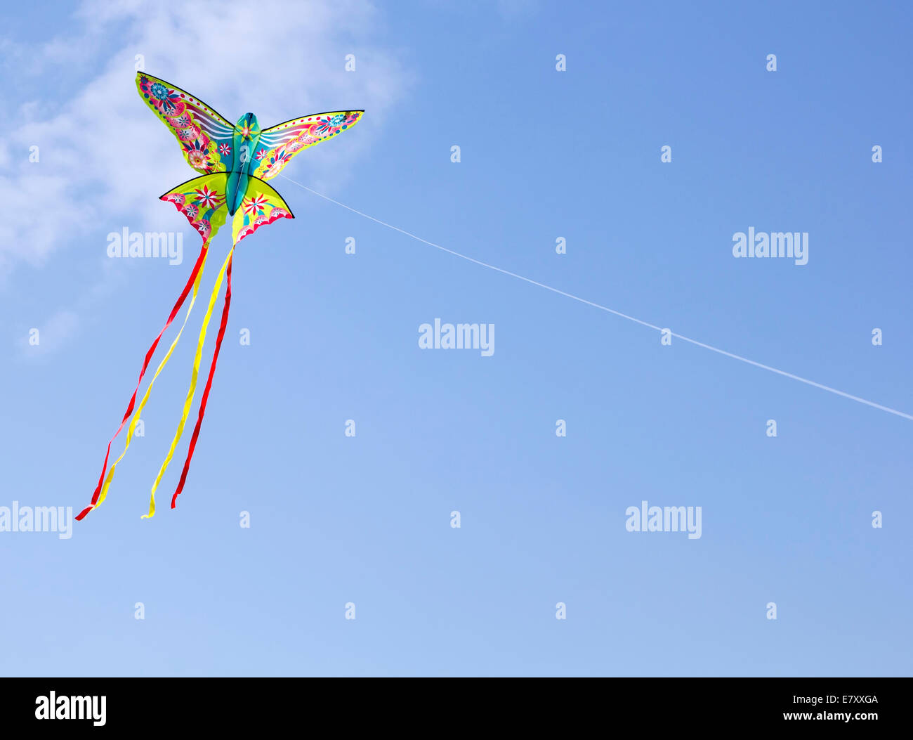 bunte Drachen steigen lassen am blauen Himmel Stockfoto