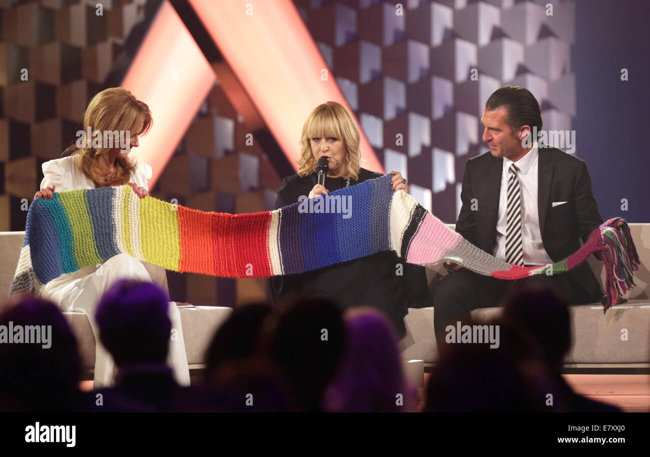 Berlin, Deutschland. 25. Sep, 2014. Ebenfalls Mareile Hoeppner (L-R), Patricia Riekel, Chefredakteurin Bunte und Vorsitzende des Tibute Bambi-Stiftung und Burda CEO Philipp Welte während der Tribute to Bambi Gala in Berlin, Deutschland, 25. September 2014. Das Datencenter von der Veranstaltung gehen an die Tribute to Bambi Stiftung Kindern in Not in Deutschland hilft. Bildnachweis: Dpa picture Alliance/Alamy Live News Stockfoto