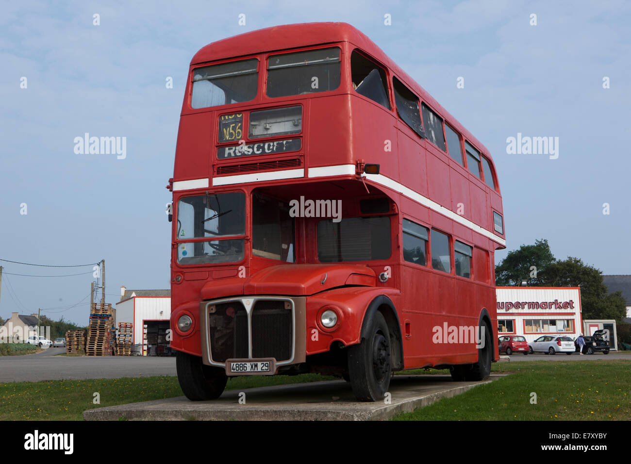 Einem alten London Bus (Routemaster) verwendet, um einen Wein Supermarkt in Frankreich in der Nähe der Stadt von Roscoff zu werben. Stockfoto