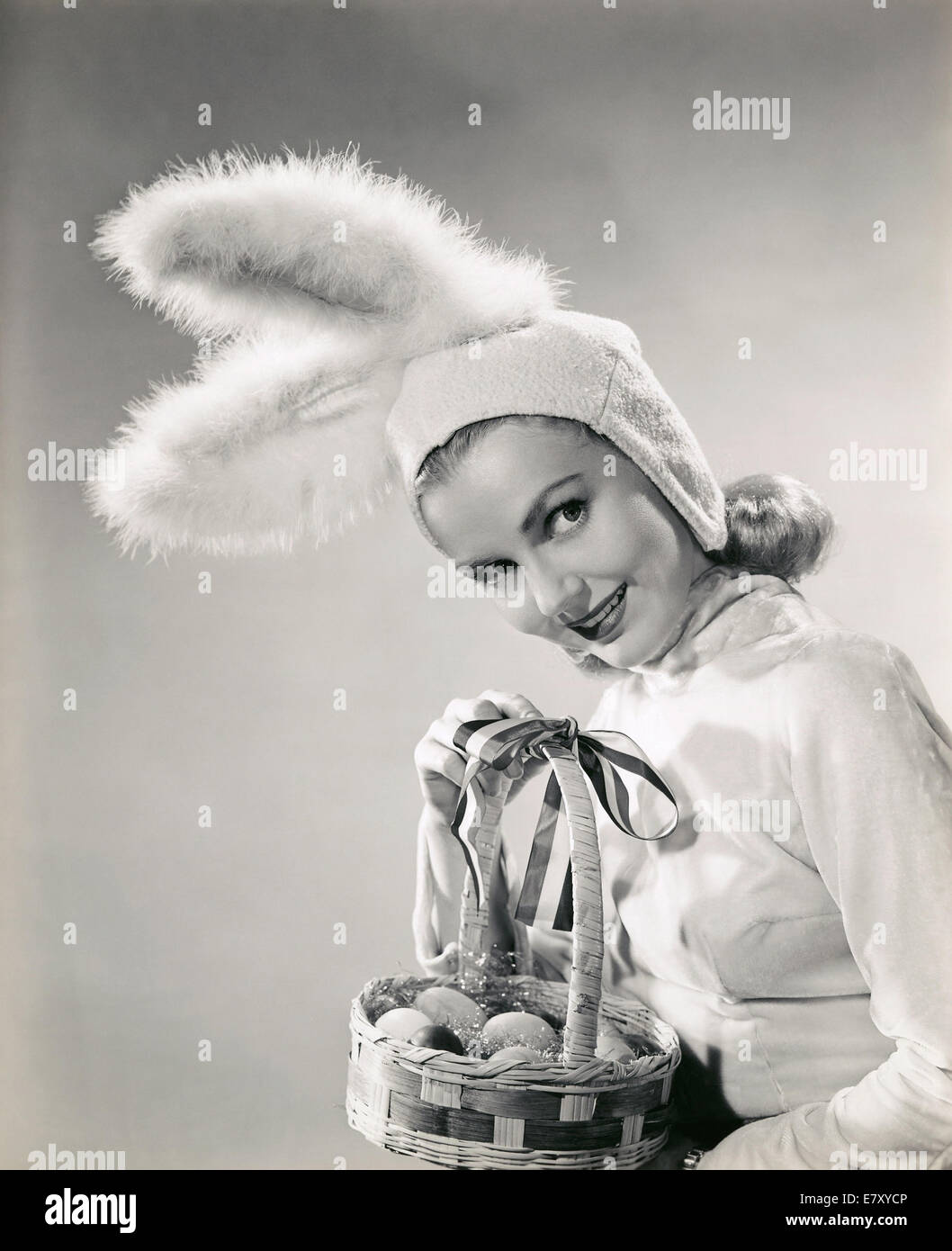 LYNN MERRICK (1919-2007) US Schauspielerin posiert für ein Oster-Bild ca. 1940 Stockfoto