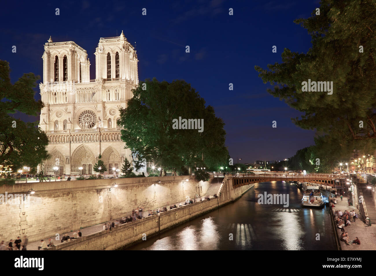 Kathedrale Notre-Dame in der Nacht mit Menschen Stockfoto