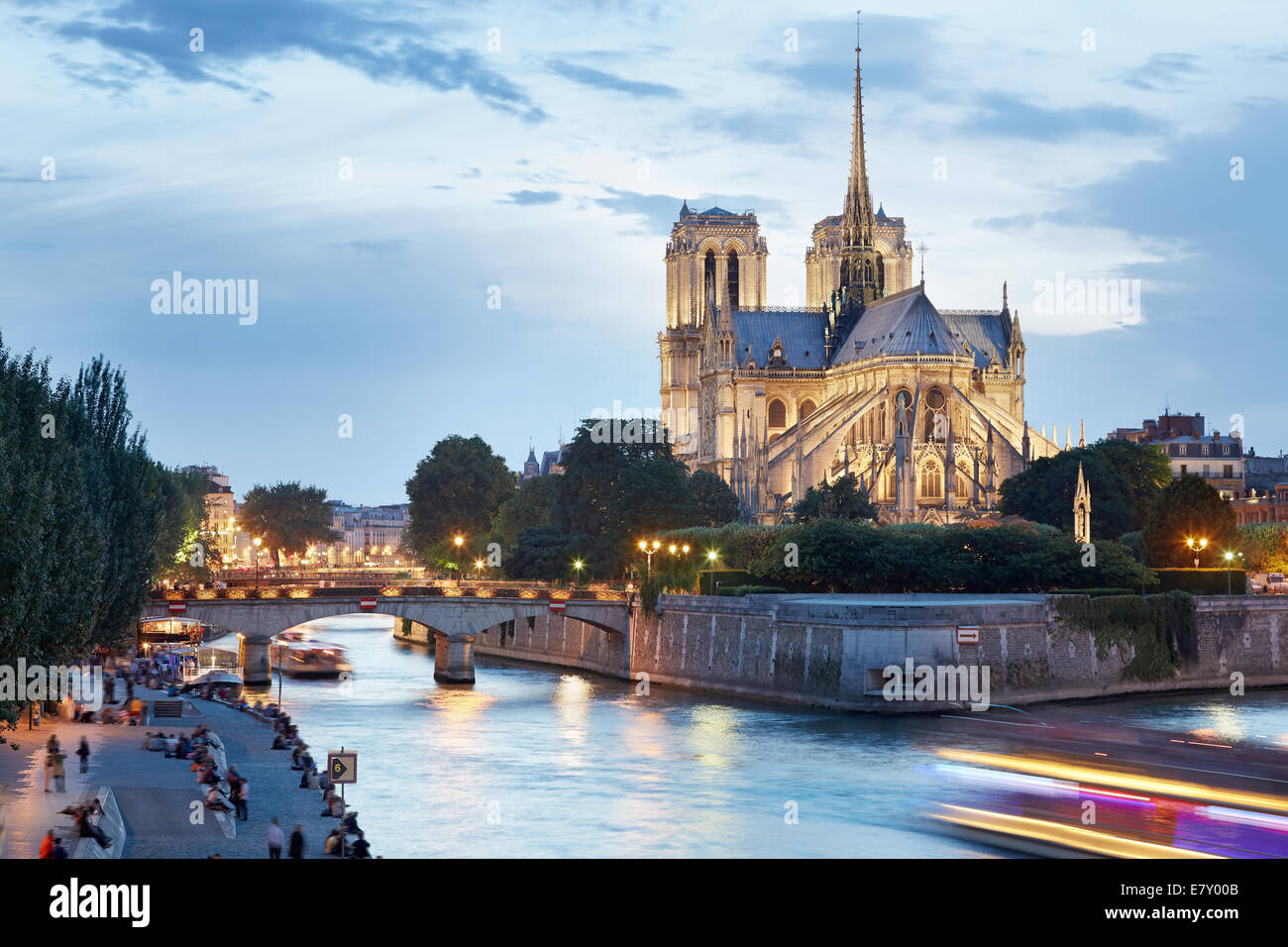 Die Kathedrale von Notre Dame de Paris am Abend, Frankreich Stockfoto
