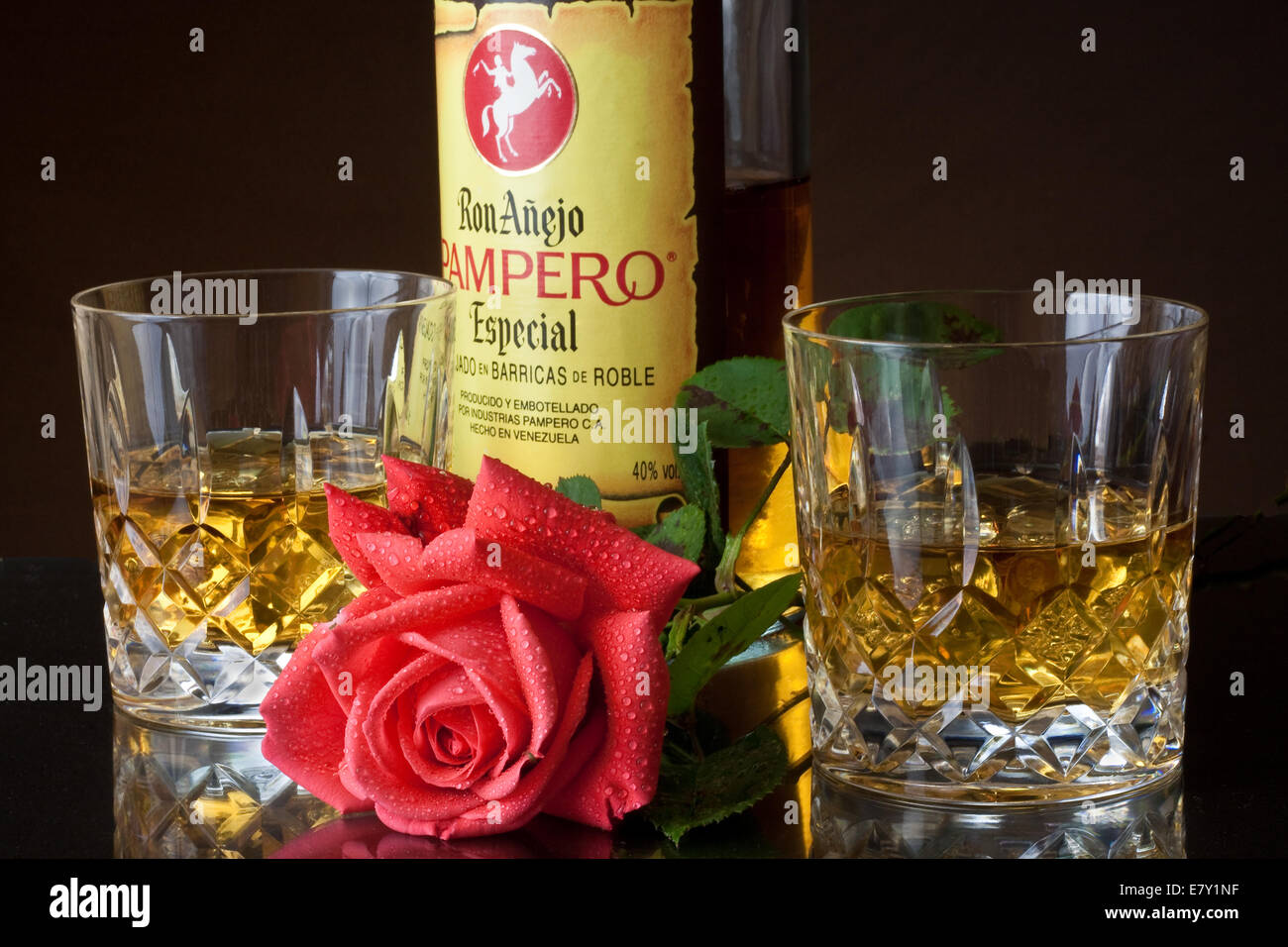 Flasche importierten Rum. Rum in Gläser mit Eis Stockfoto