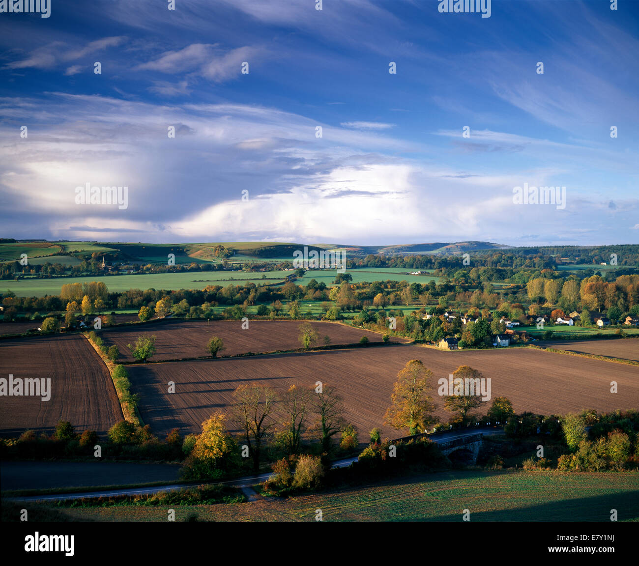 Ein Blick auf die wylye Valley in Wiltshire einschließlich des Dorfes Norton Bavant. Stockfoto