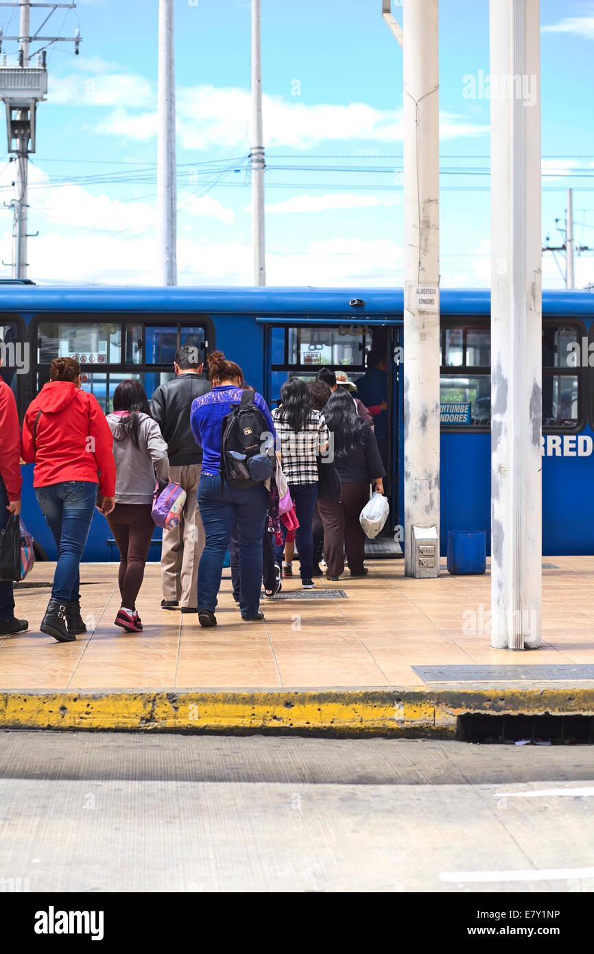 Unbekannte Leute, die in einem Bus des öffentlichen Nahverkehrs einschließt in Quito, Ecuador Stockfoto