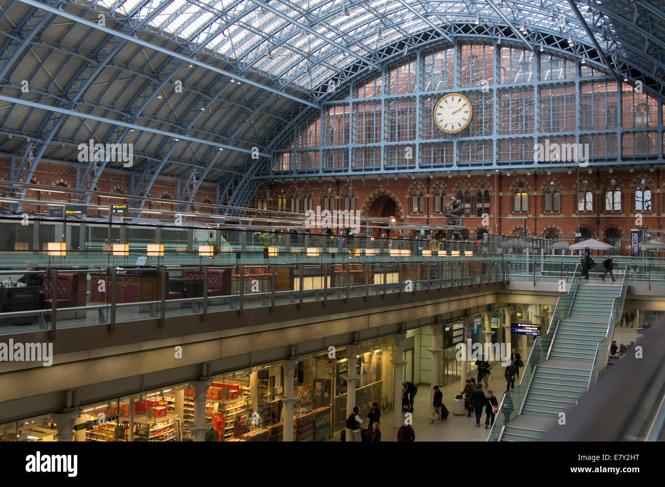 London St Pancras Station - Innenansicht des historischen Barlow zug Halle mit Glasdach und kontrastierenden modernen Arcade Concourse Geschäfte - England, UK. Stockfoto