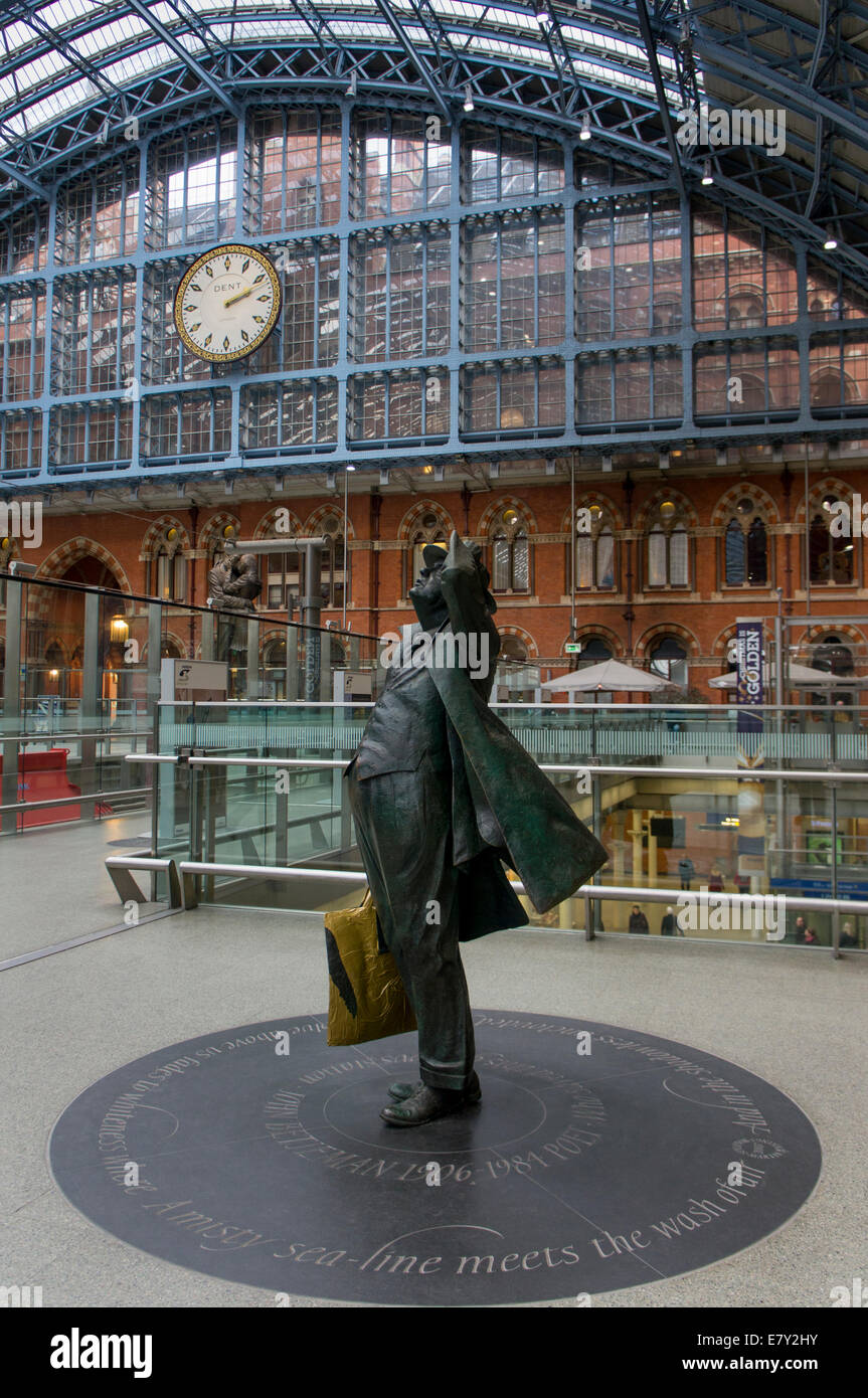 London St Pancras Station - eine Innenansicht mit Uhr & Statue von John Betjeman suchen Bei hohen Glasdach des historischen Zug abwerfen - England, UK. Stockfoto
