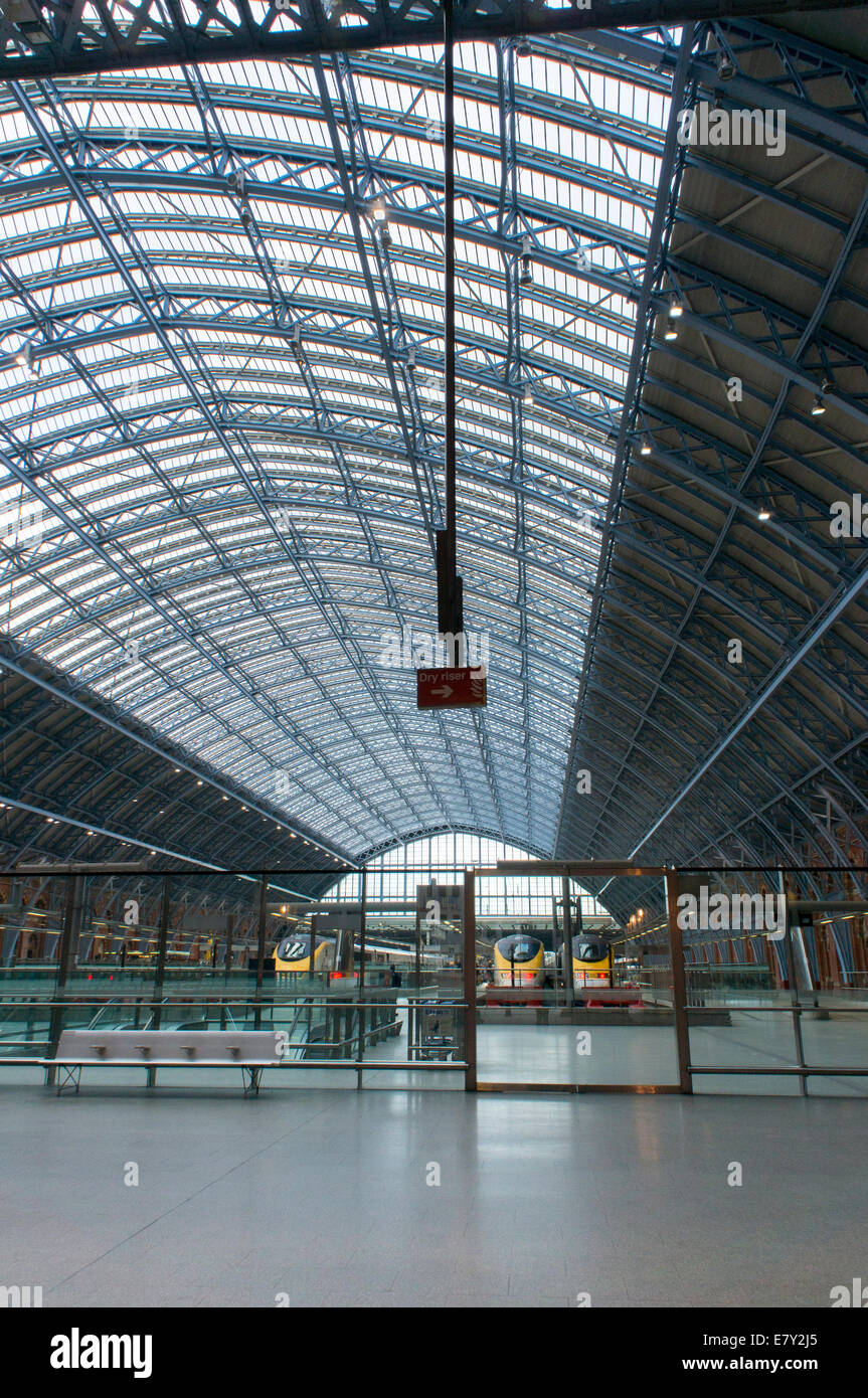 London St Pancras railway station - eine Innenansicht mit großen, historischen Eisen & Glas Barlow Bahnhofshalle mit Zügen auf Plattformen - England, UK. Stockfoto