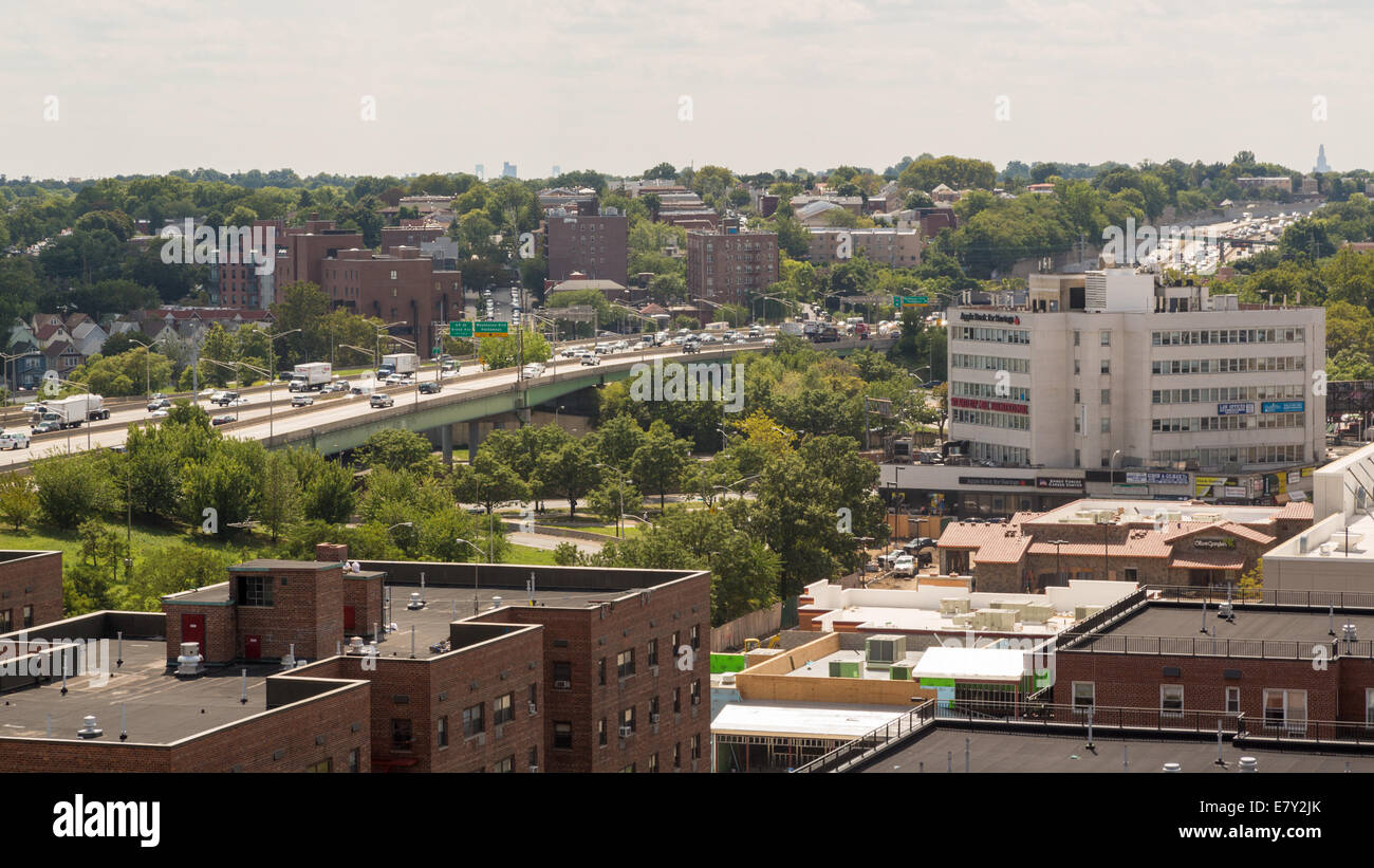 Luftaufnahme von Gebäuden und Straßen der Gegend Rego Park in Queens, New York Stockfoto