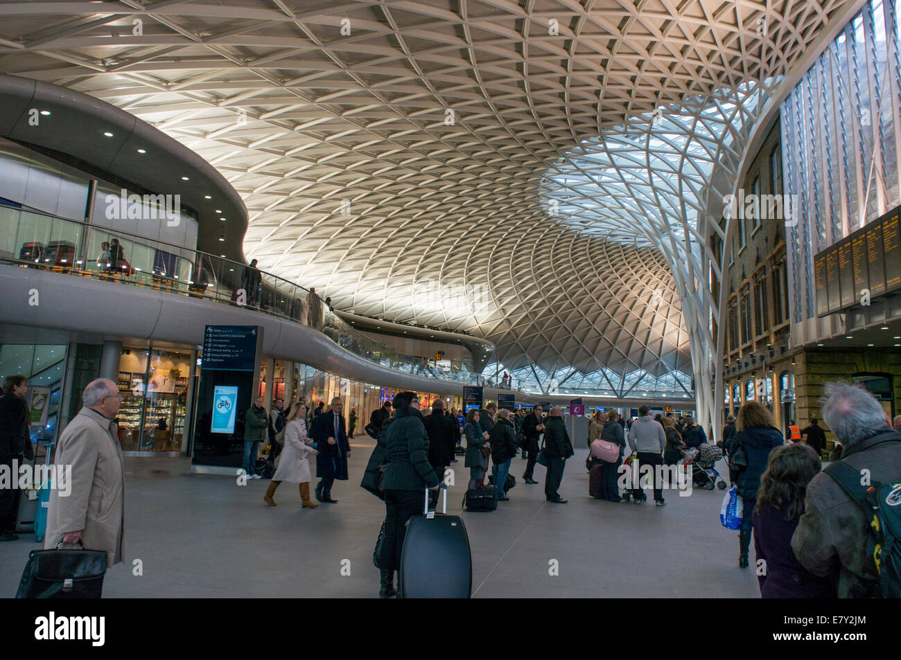 King's Cross Bahnhof - Menschen stehen, Kommen, Gehen und Laufen in der Abfahrt Halle unter Stahl & Glas dach - London, England, UK. Stockfoto