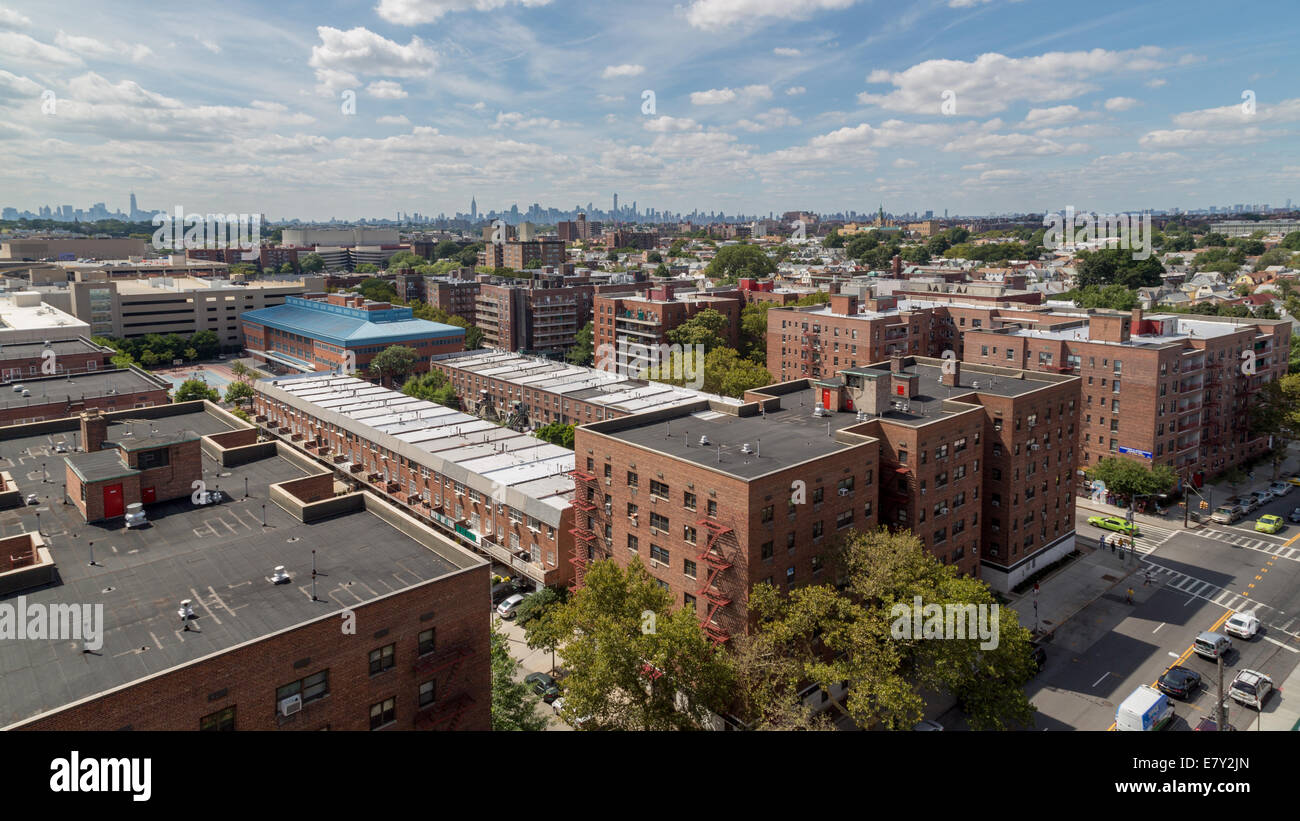 Luftaufnahme von Gebäuden und Straßen der Gegend Rego Park in Queens, New York Stockfoto