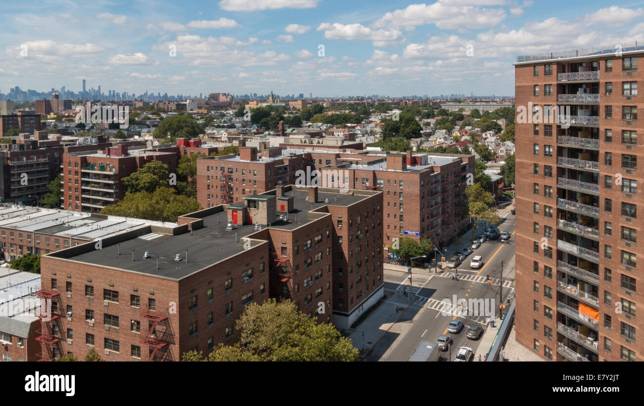 Luftaufnahme von Gebäuden und Straßen der Gegend Rego Park in Queens, New York Stockfoto