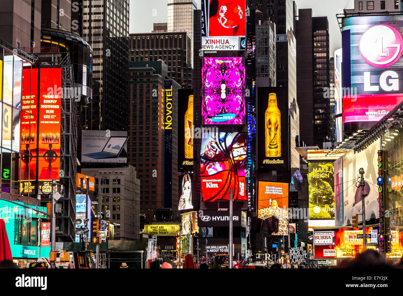 New York - Sept. 2014: Die glamouröse Strassen des Times Square New York mit Tausenden von Touristen und Einwohner sind mit Riesen beleuchtet Stockfoto
