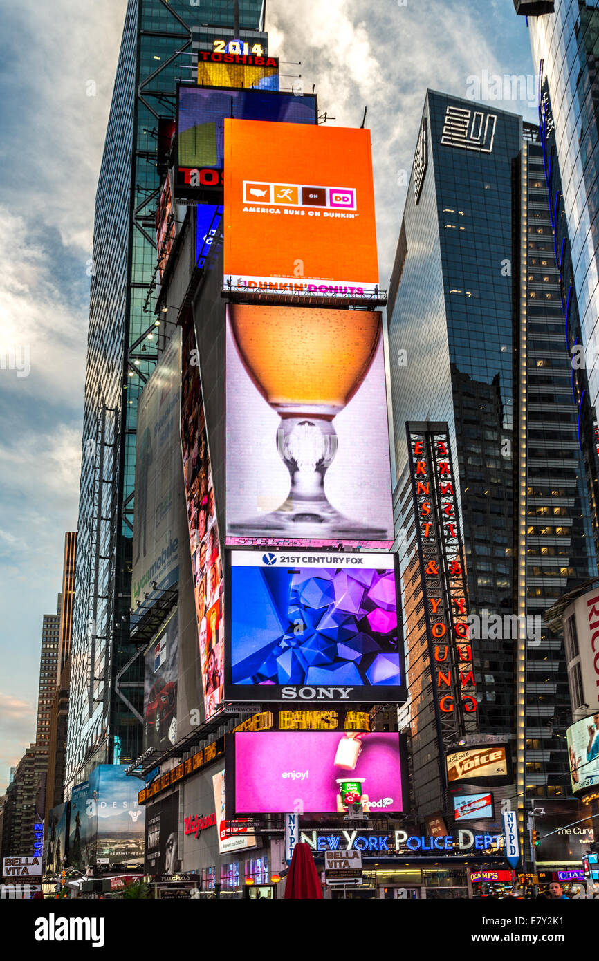 New York - Sept. 2014: Die glamouröse Strassen des Times Square New York mit Tausenden von Touristen und Einwohner sind mit Riesen beleuchtet Stockfoto