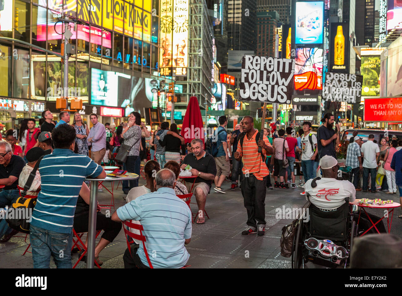 New York – Sept. 2014: Ein Mann mit einem Slogan, der besagt "Bereut!" Jesus nachfolgen!"für die Tausenden von Touristen, die roaming-str Stockfoto