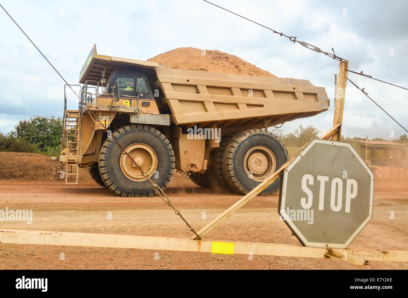 Stop-Schild, Zaun und Beute LKW Transport von Erz aus der Vermont Gold Mine zur Aufbereitungsanlage in Land, Ashanti, Ghana Stockfoto