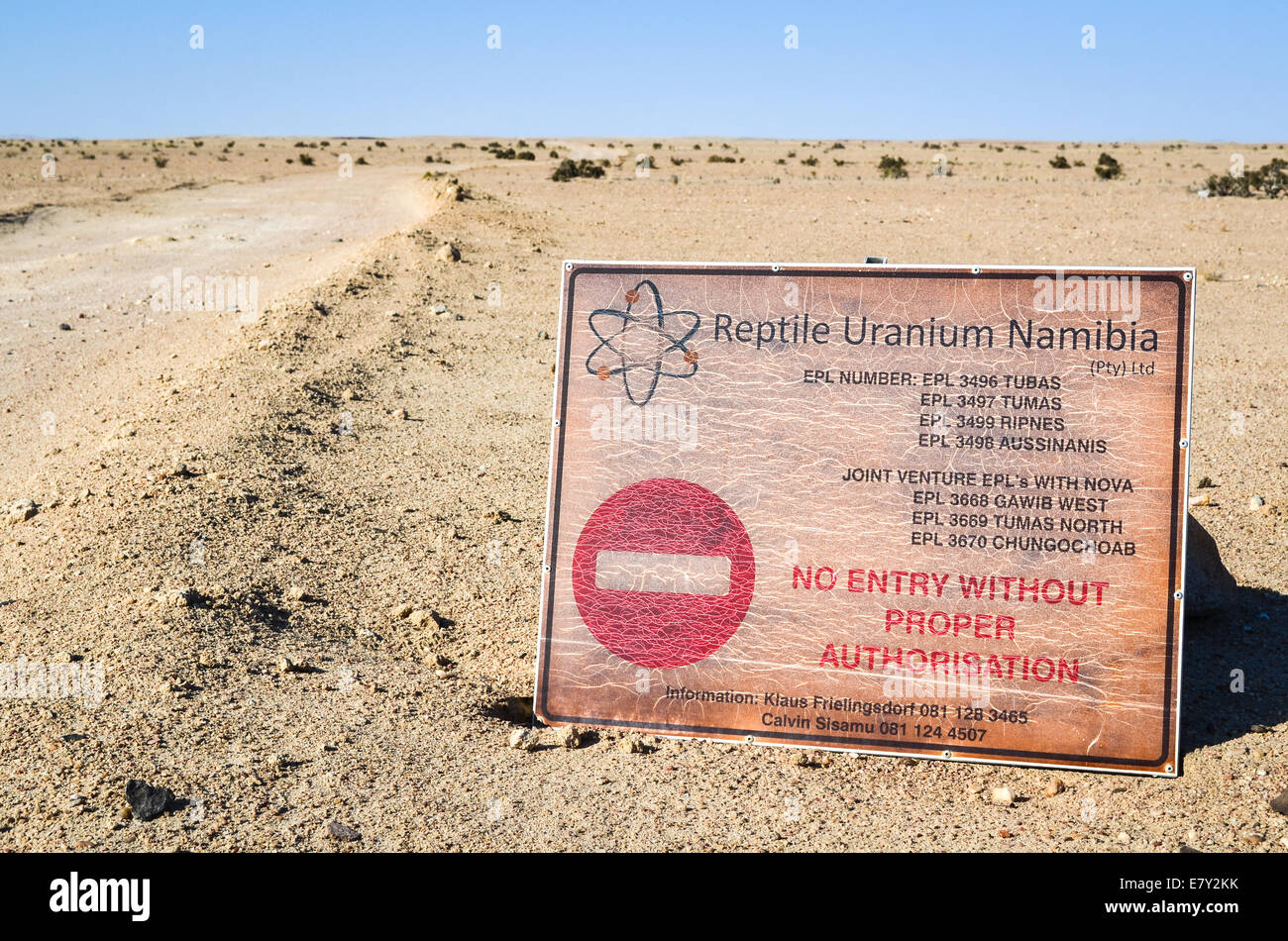 Eingangsschild der Reptilien Uranexploration und Bergwerk (australisches Unternehmen tief gelb), Namib-Wüste, Namibia Stockfoto