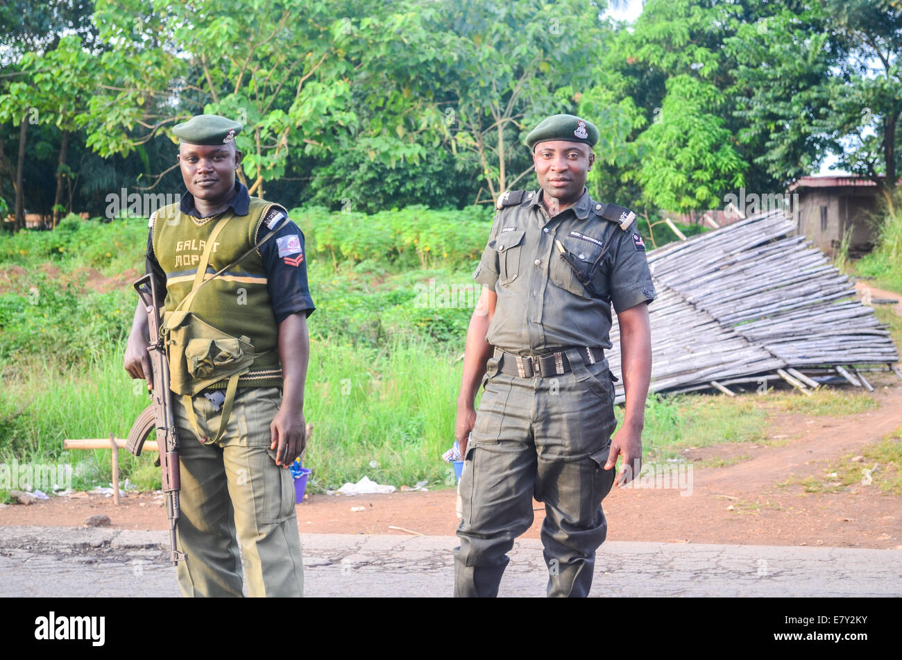 Zwei Polizisten an einem Checkpoint der nigerianischen Straßenpolizei (ECOWAS) auf der Straße in der Nähe von Abakaliki, Ebonyi State, Nigeria Stockfoto