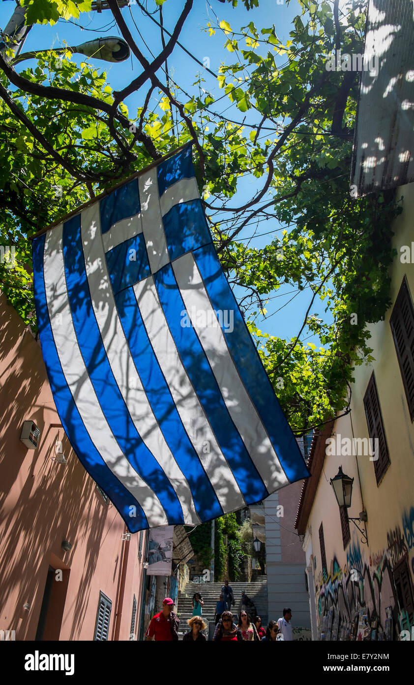 griechische Flagge Griechenland wehenden Brise blauen Himmel Wolken Stockfoto