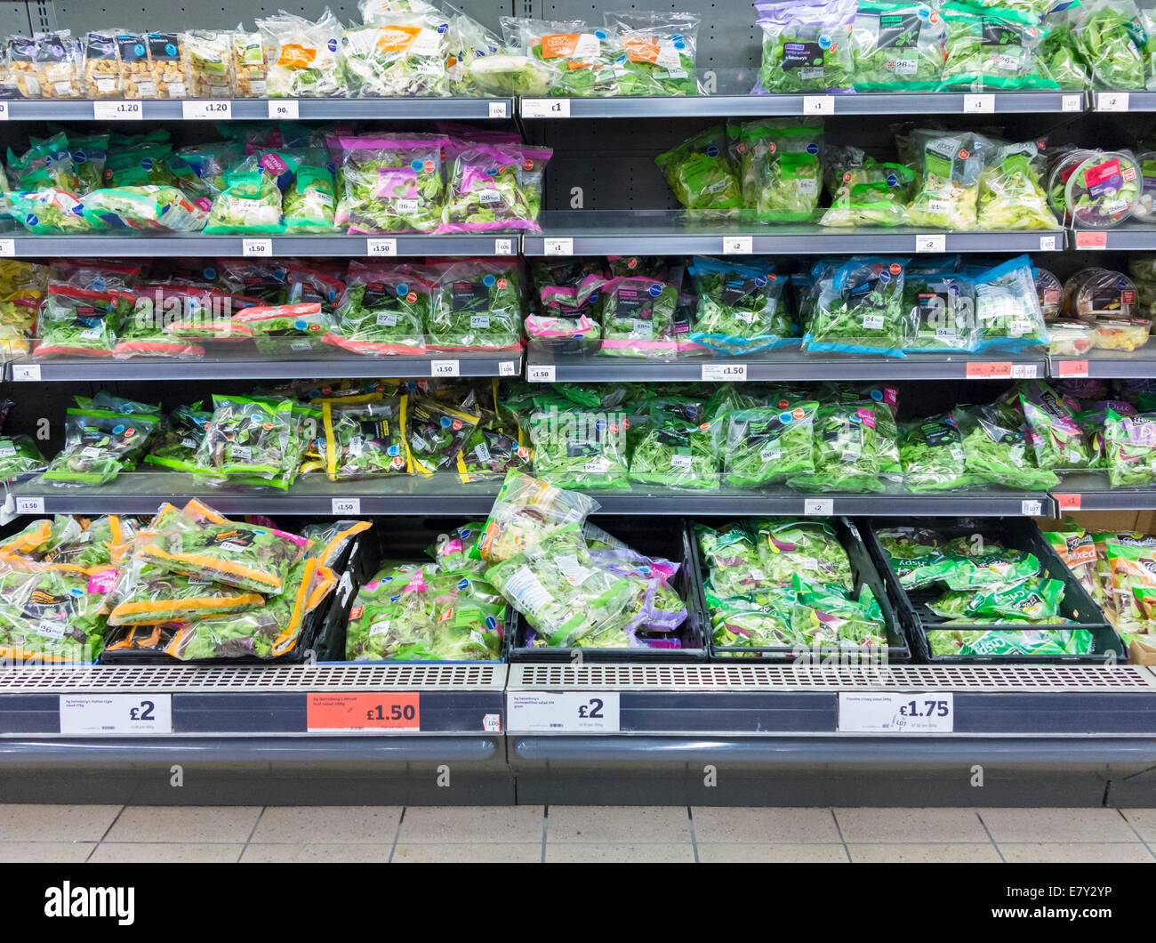 Verpackte Salate für den Verkauf in einem Supermarkt, UK Stockfoto