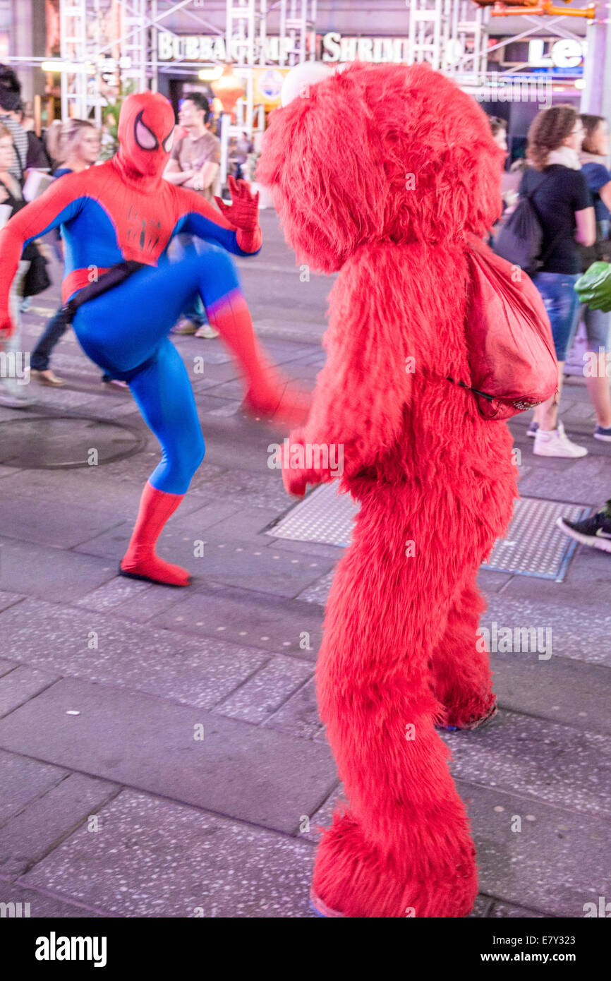 New York – Sept. 2014: kostümierte Superhelden und Kinder Charaktere Pose für Fotografien mit Touristen auf der 42nd Street, Times Sq Stockfoto