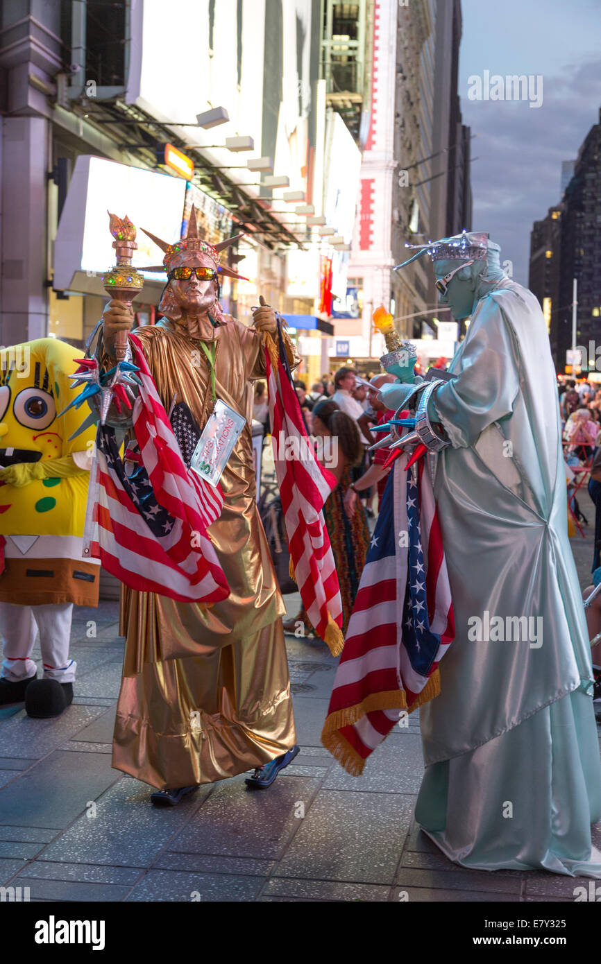 New York – Sept. 2014: kostümierte Superhelden und Kinder Charaktere Pose für Fotografien mit Touristen auf der 42nd Street, Times Sq Stockfoto