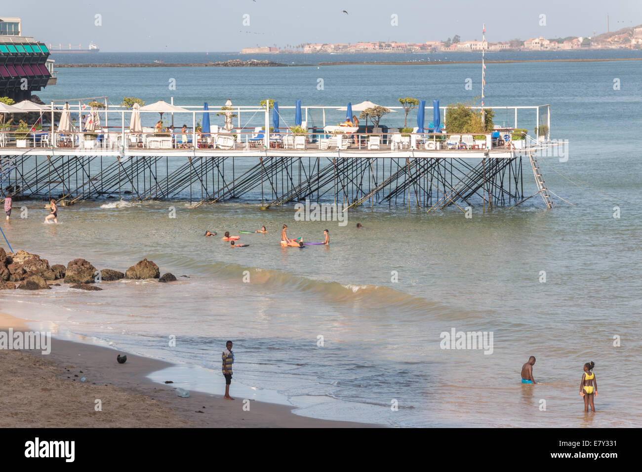 Dakar, Senegal - Juli 2014: Touristen und Anwohner von Dakar verbringen ihren Urlaub an den schönen Stränden am 11. Juli, Stockfoto