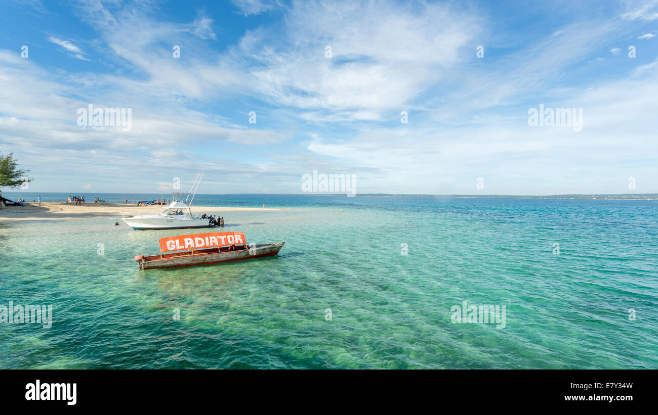Ein kleines hölzernes Boot namens Gladiator am Indischen Ozean in der Nähe der Küsten der Inseln von Sansibar Stockfoto