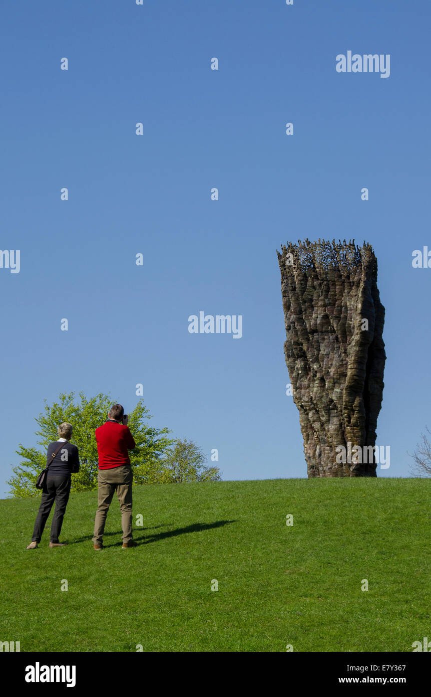 Paar Ansicht & Foto groß im Freien Skulptur", Bronze Schüssel mit Spitzen" von Ursula von Rydingsvard & blauer Himmel - Yorkshire Sculpture Park, England, UK. Stockfoto