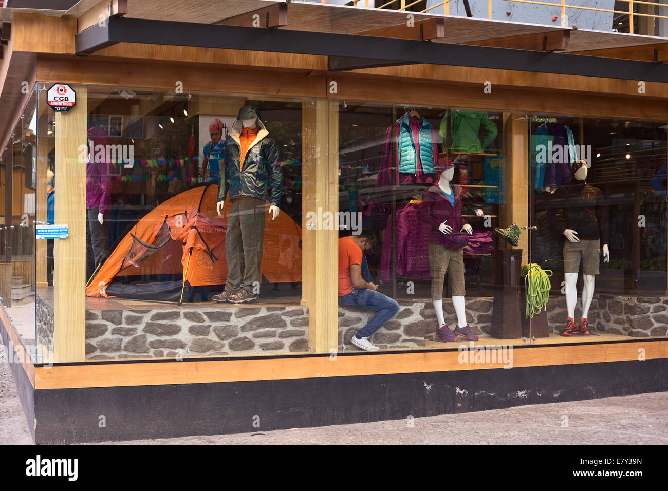 Schaufenster des Explorer Outdoor-Shop am Plaza Foch im Touristenzentrum La Mariscal in Quito, Ecuador Stockfoto
