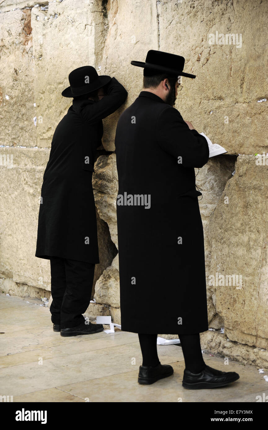 Haredi Judentum. Orthodoxes Judentum. Ein Jude an der Klagemauer beten