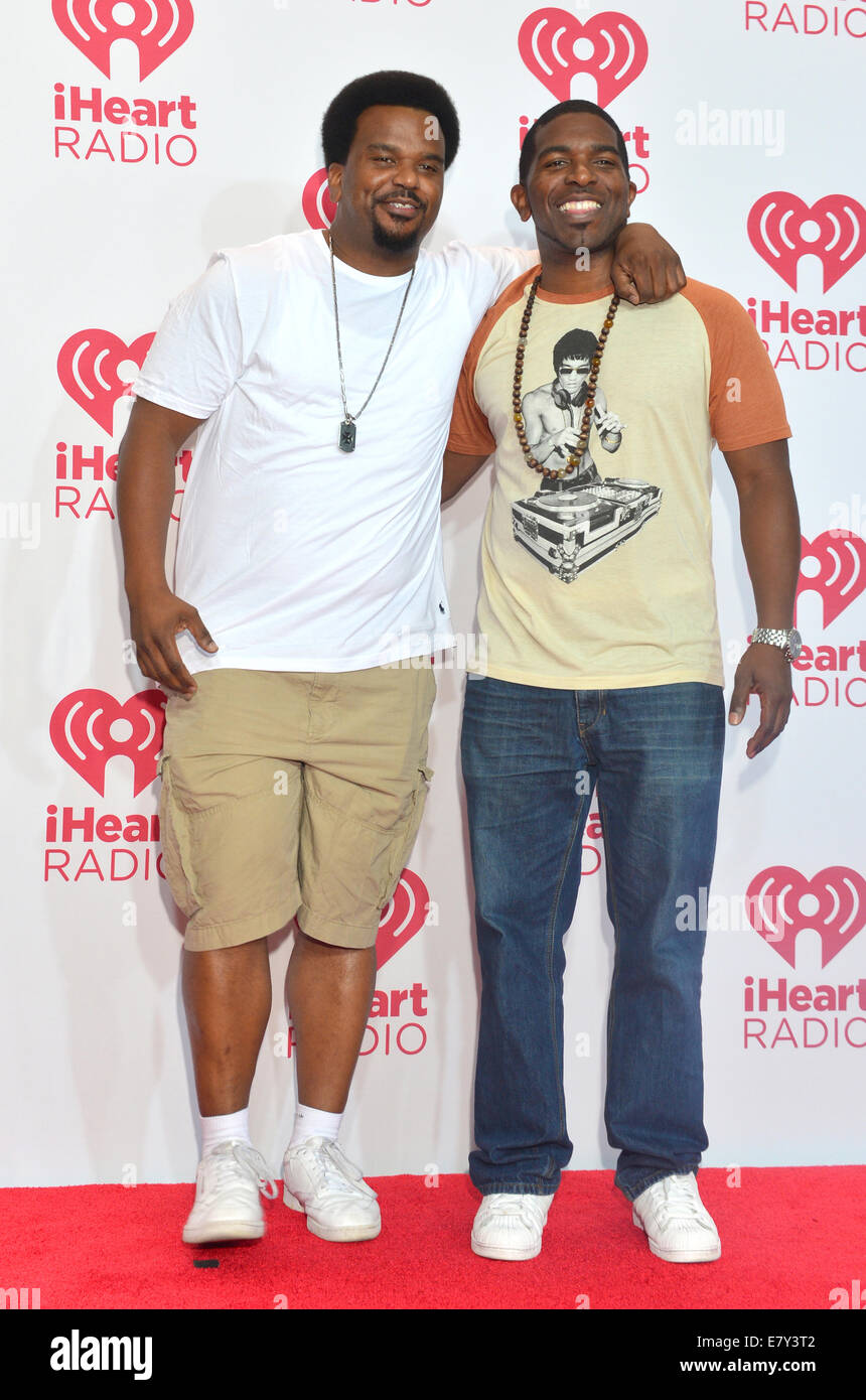 Schauspieler Craig Robinson (L) und Sänger Chris Rob besucht die 2014  iHeartRadio Music Festival in Las Vegas Stockfotografie - Alamy