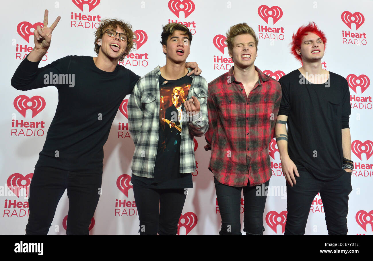 Mitglieder der Pop band 5 Sekunden Sommer besucht die 2014 iHeartRadio Music Festival in Las Vegas Stockfoto