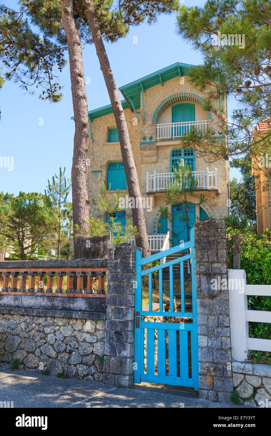 Typisch französische Haus mit blauen Tor und Pinien. Stockfoto