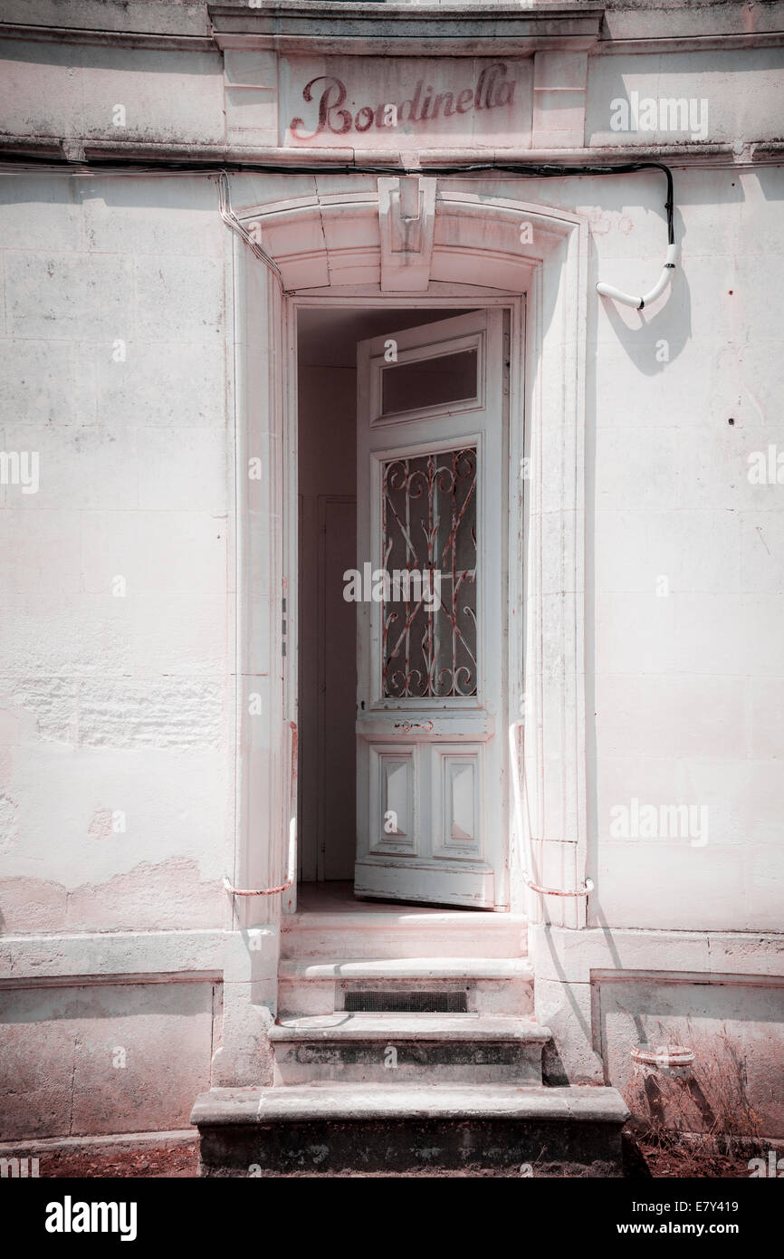 Charakter öffnen alte Eingangstür und drei Schritte Instagram Wirkung. Stockfoto