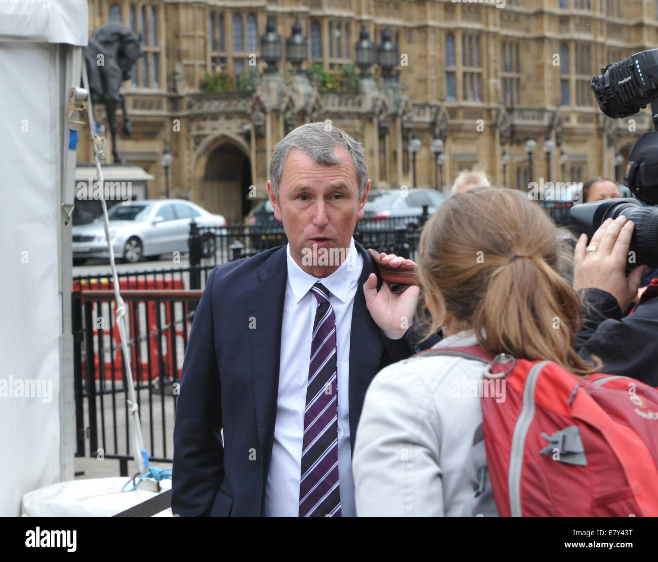London, UK. 26. September 2014.  Ehemaliger stellvertretender Speaker Nigel Evans spricht vor der Presse. M/s kommen für die Debatte über die Militäraktion gegen den islamischen Staat Kräfte. Bildnachweis: Matthew Chattle/Alamy Live-Nachrichten Stockfoto