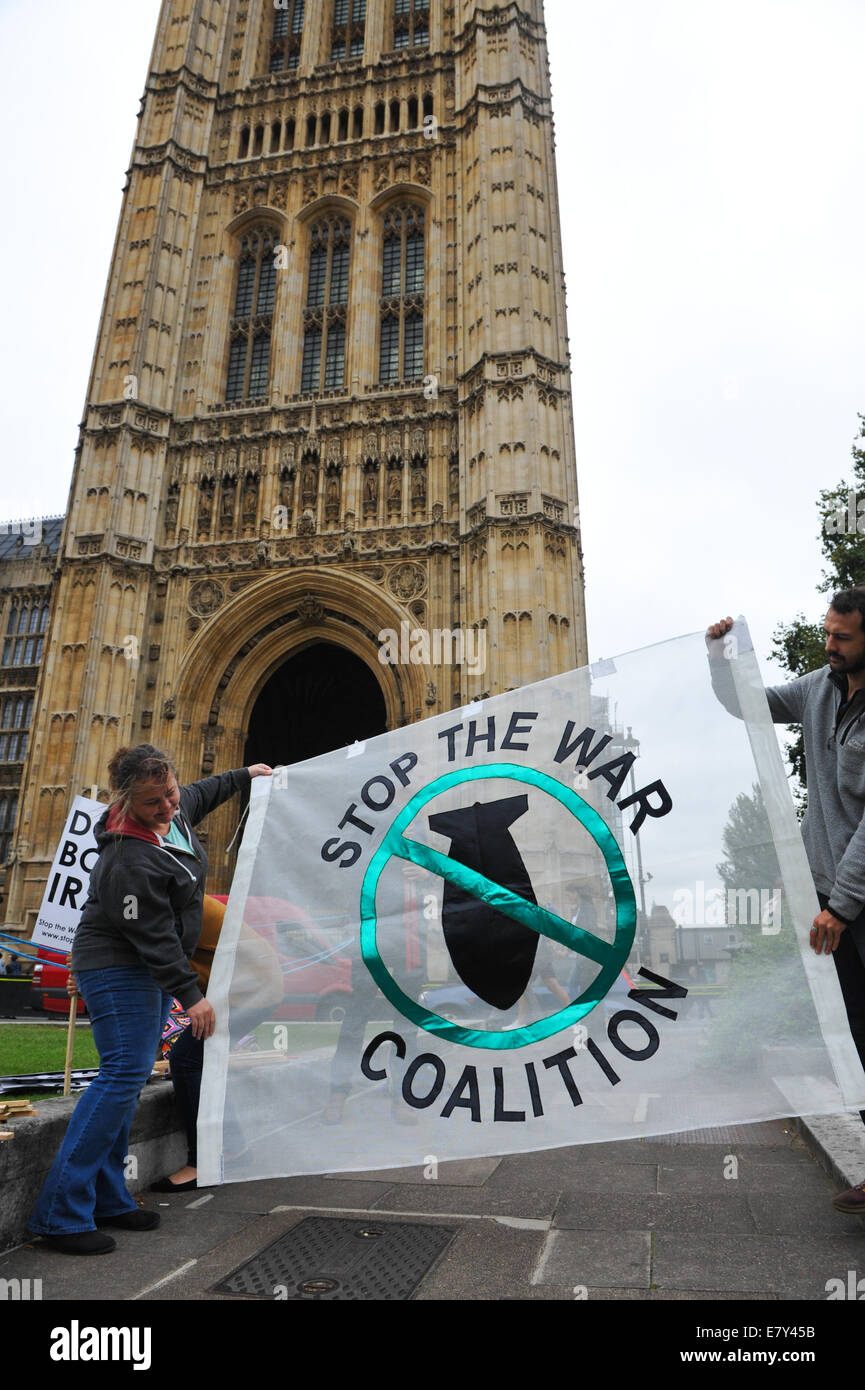 London, UK. 26. September 2014.  Stoppen Sie der Krieg Demonstranten halten eine kleine Demonstration, wie MPs für die Debatte über die Militäraktion gegen den islamischen Staat Kräfte kommen. Bildnachweis: Matthew Chattle/Alamy Live-Nachrichten Stockfoto