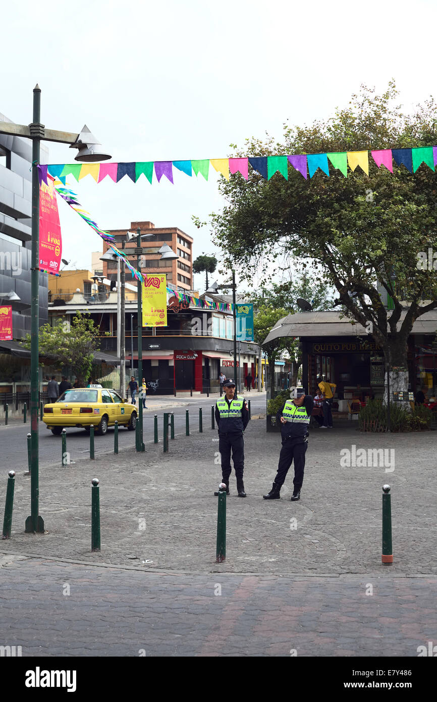 Nicht identifizierte Polizisten stehen auf Plaza Foch im touristischen Viertel von La Mariscal in Quito, Ecuador Stockfoto
