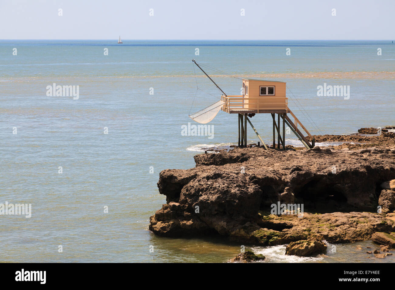 Traditionelle Fischer Hütten auf Stelzen mit Carrelets Netzen auf der Charente Maritime Frankreichs. Stockfoto