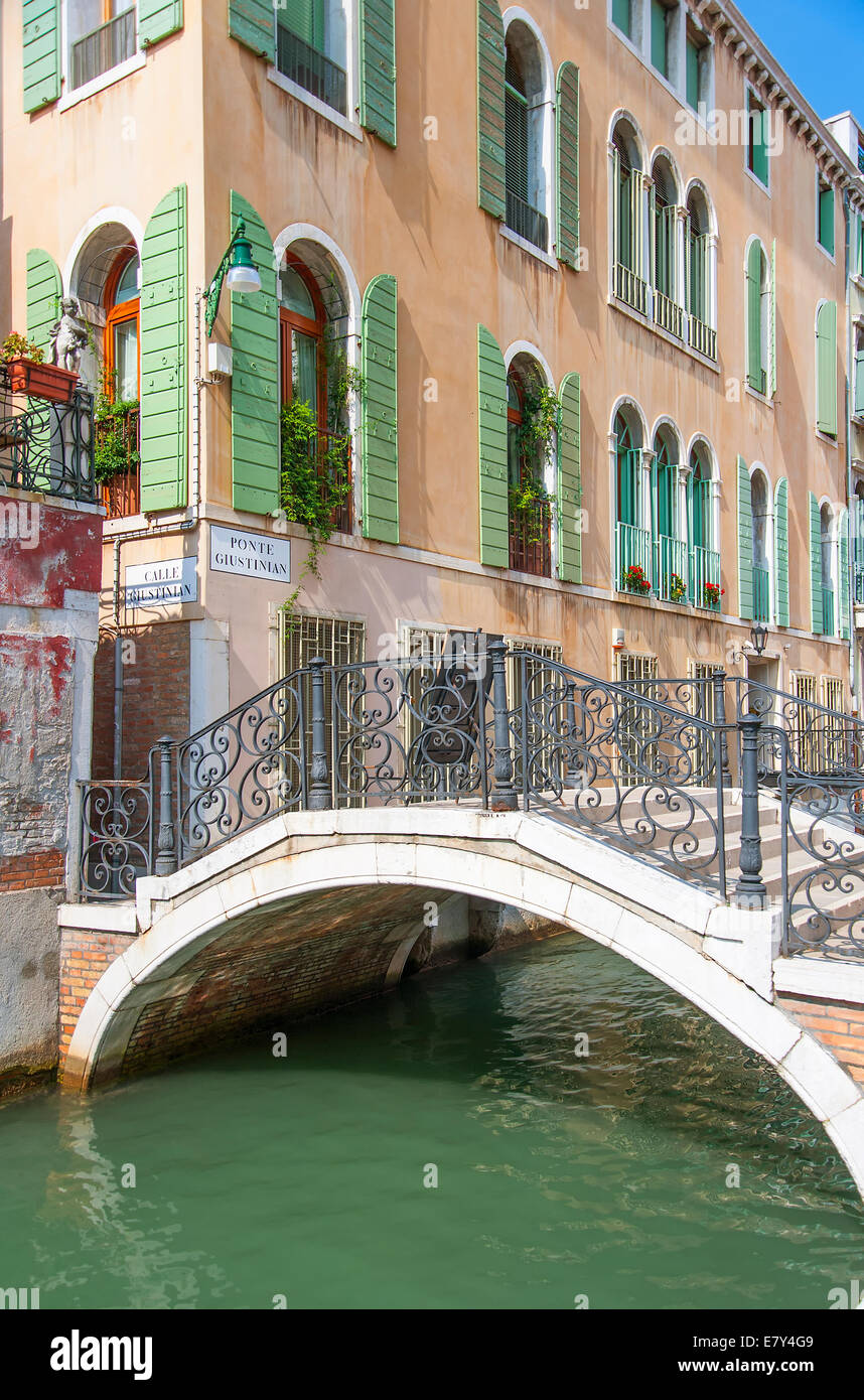 Kleinere Stein gebaute Brücke über eines der vielen Kanal bilden die Insel von Venedig in Italien Stockfoto