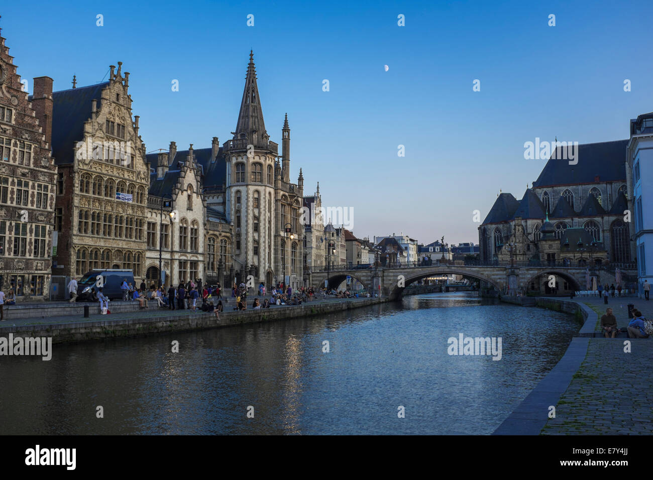 Abend am Ufer der Graslei, der mittelalterliche Abschnitt von Gent in Belgien Stockfoto