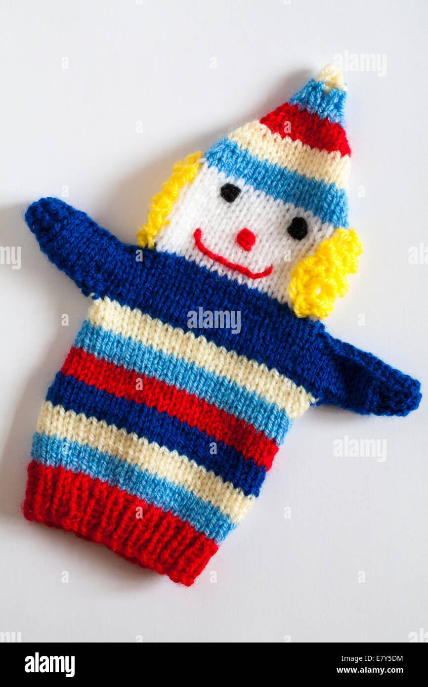 Hand gestrickte Clown Handpuppe auf weißem Hintergrund Stockfoto