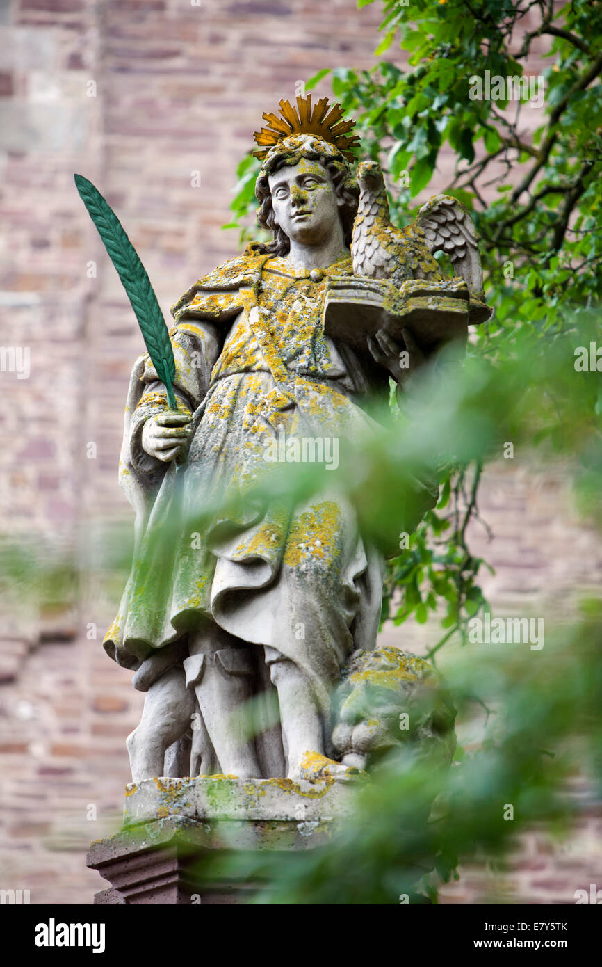 Engel vor der Klosterkirche, St. Stephanus und St. Vitus, Kloster Schloss Corvey in Höxter, Weserbergland, Deutschland Stockfoto Engel vor der Klosterkirche, St. Stephanus und St. Vitus, Kloster Schloss Corvey in Höxter, Weserbergland, Deutschland Stockfoto