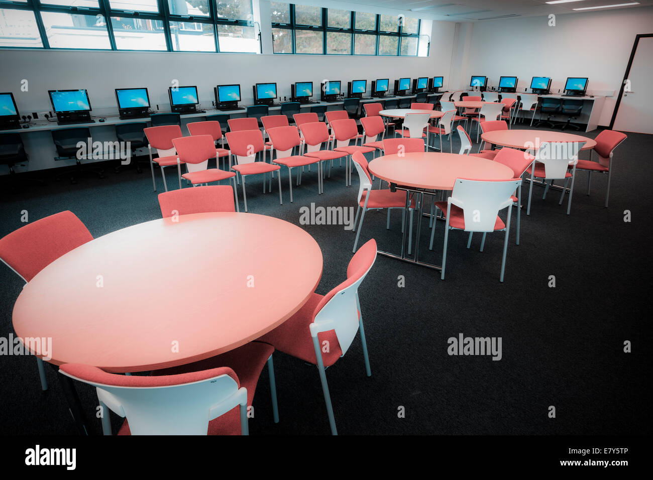 Unbesetzten Bibliothek mit Computer rund um die Wände bei Teddington Sixth Form College. Stockfoto