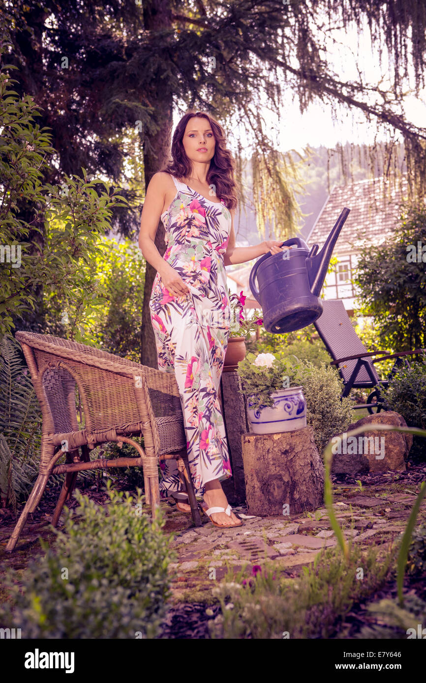 Porträt einer jungen Frau im Garten Stockfoto