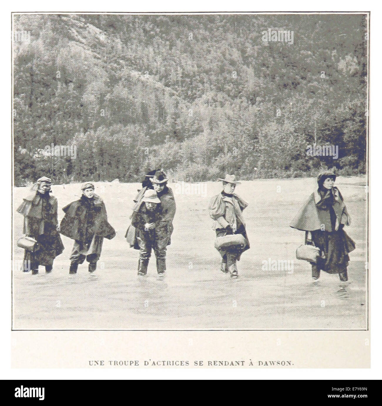 Dieses Foto von Boillot aus dem Jahr 1899 zeigt eine Gruppe von Schauspielerinnen auf dem Weg nach Dawson, wahrscheinlich für eine Aufführung. Das Foto wurde in Seattle aufgenommen und bietet einen Einblick in Theaterreisen und Aufführungskultur des späten 19. Jahrhunderts. Stockfoto
