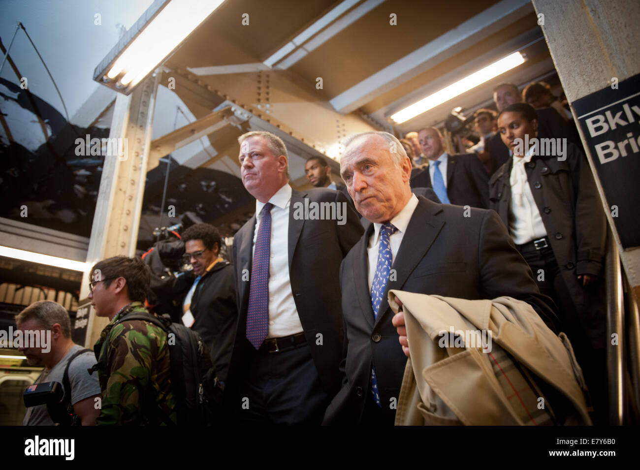 Manhattan, New York, USA. 25. Sep, 2014. Bürgermeister BILL DE BLASIO und Polizeichef WILLIAM BRATTON verteidigen die Treppen zu fahren Sie mit der u-Bahn vom Rathaus zum Union Square und halten eine Verfügbarkeit in Transit District 4, Donnerstag, 25. September 2104. Bildnachweis: Bryan Smith/ZUMA Draht/Alamy Live-Nachrichten Stockfoto