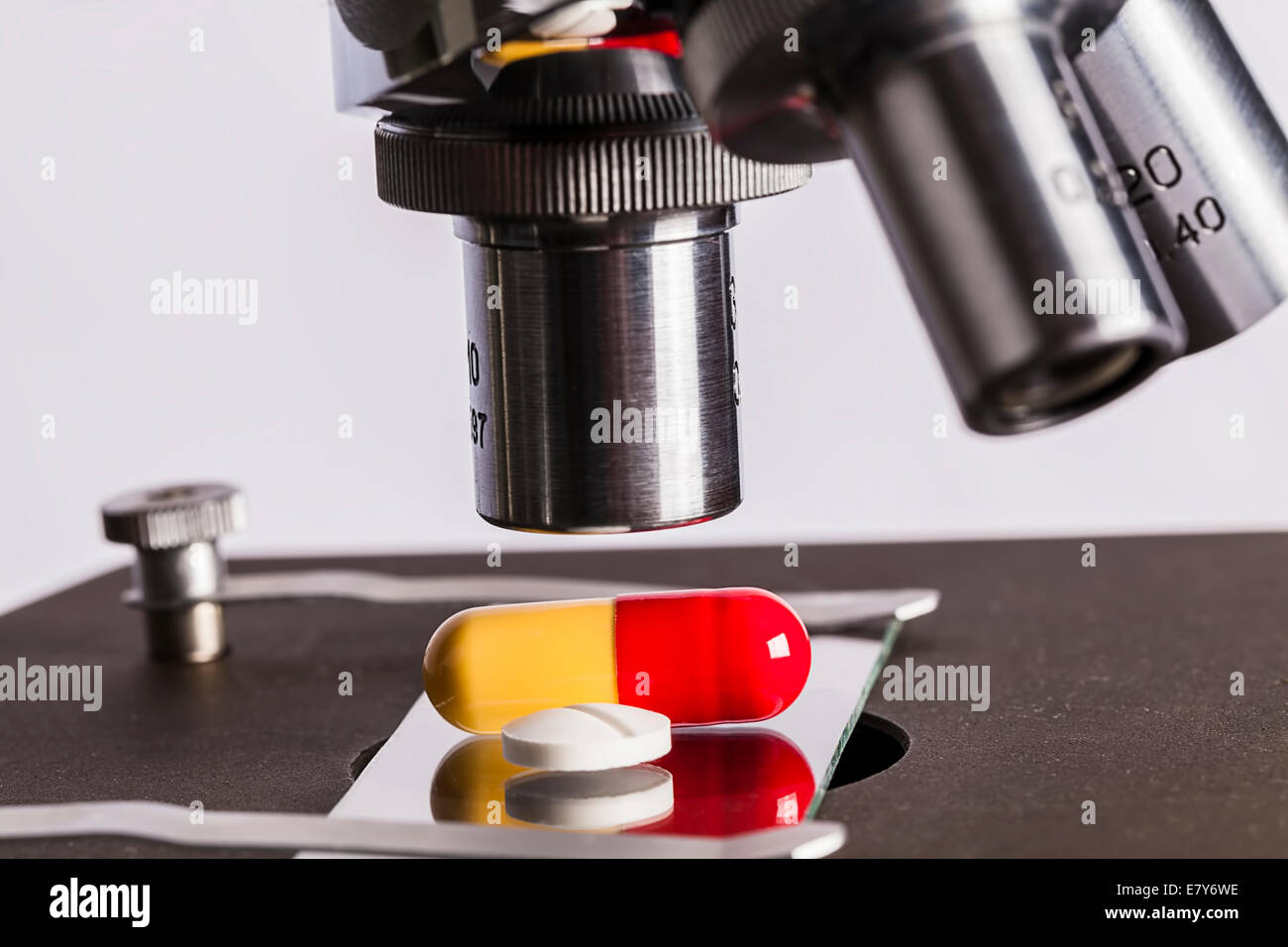 Science-Lab erforschen neuer Medikamente, Mikroskop und Pillen sicher Stockfoto