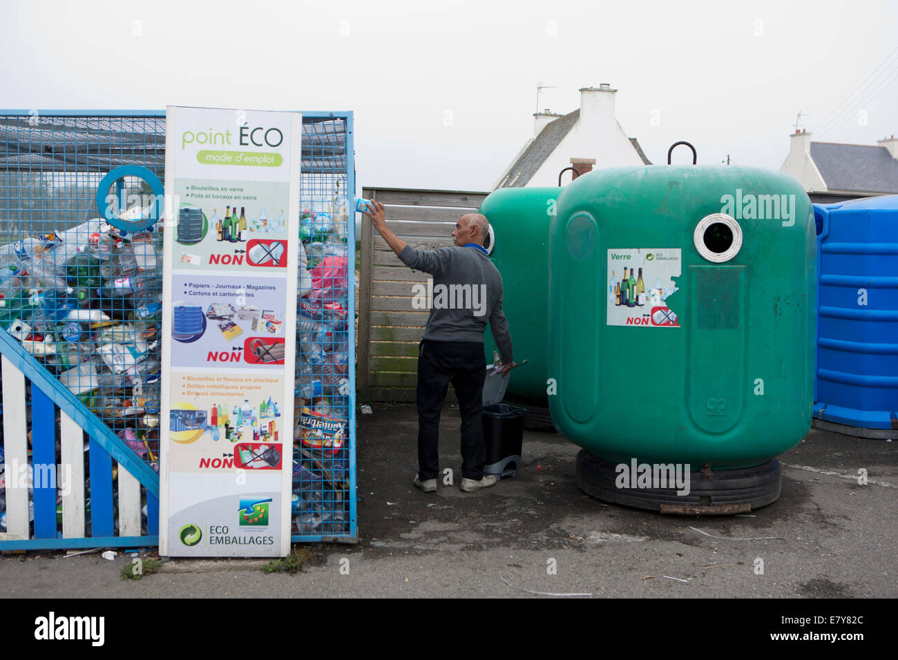 Recycling-Container auf einem Parkplatz in der Stadt von Plouescat, Bretagne, Frankreich Stockfoto