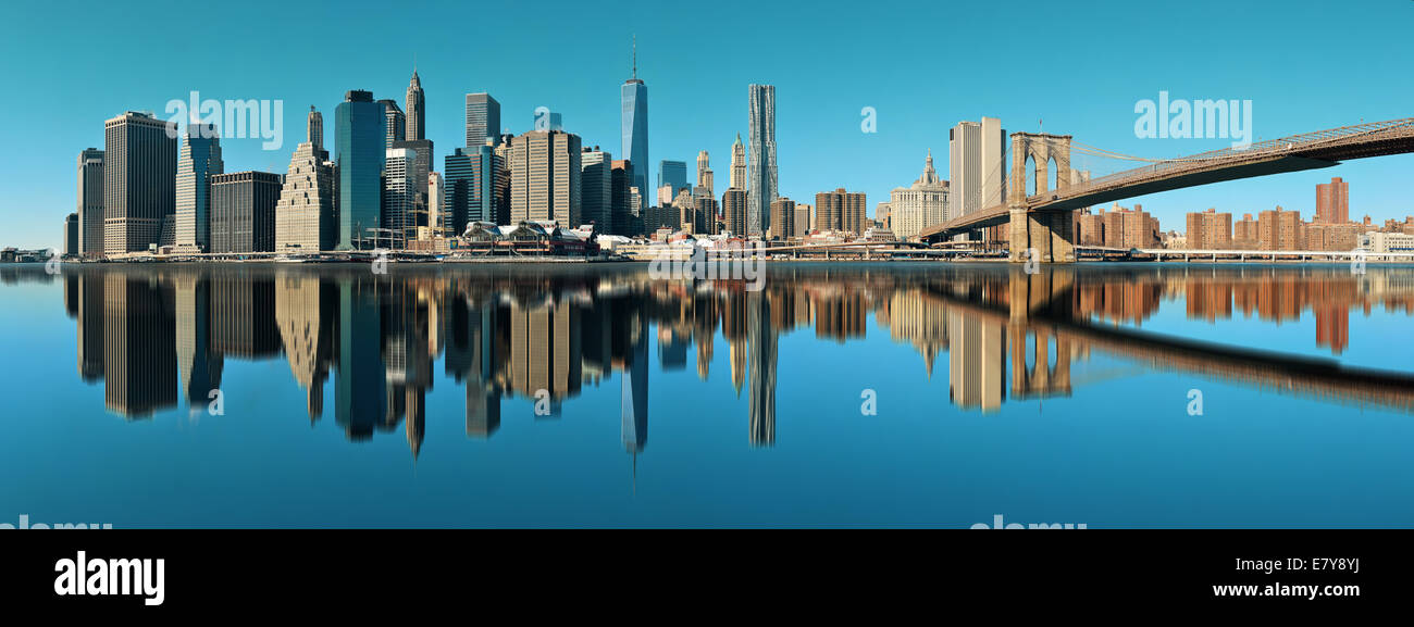 Manhattan Bankenviertel mit Wolkenkratzern und Brooklyn Bridge mit Reflexionen. Stockfoto